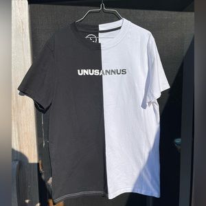 Unus Annus split tee sz L